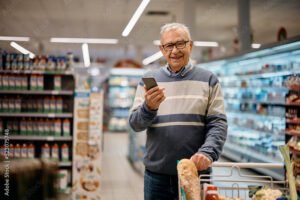 persona mayor feliz en supermercado compras