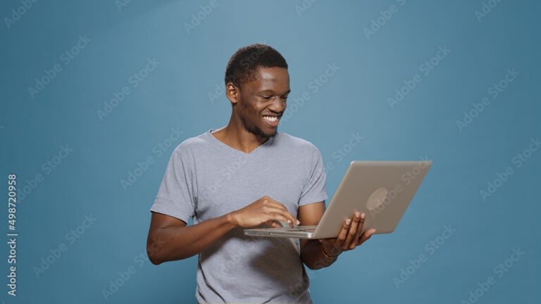 Qué es Mira De Todo Net y cómo acceder a sus contenidos 20 persona navegando en sitio web multimedia