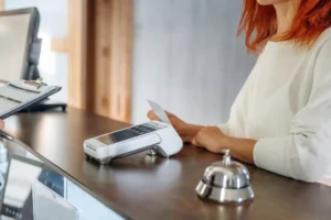 persona pagando con smartphone junto a electrodomesticos