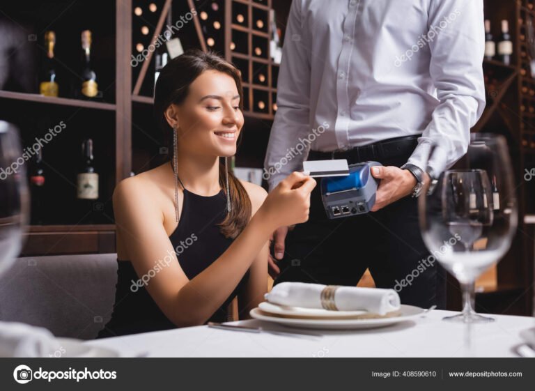 persona pagando con tarjeta en cafeteria elegante