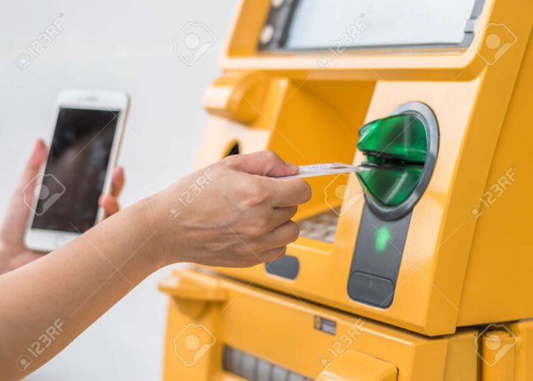 persona pagando con tarjeta visa en cajero