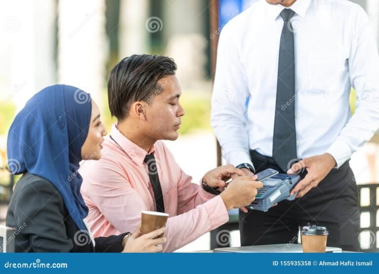 persona pagando en tienda un domingo soleado