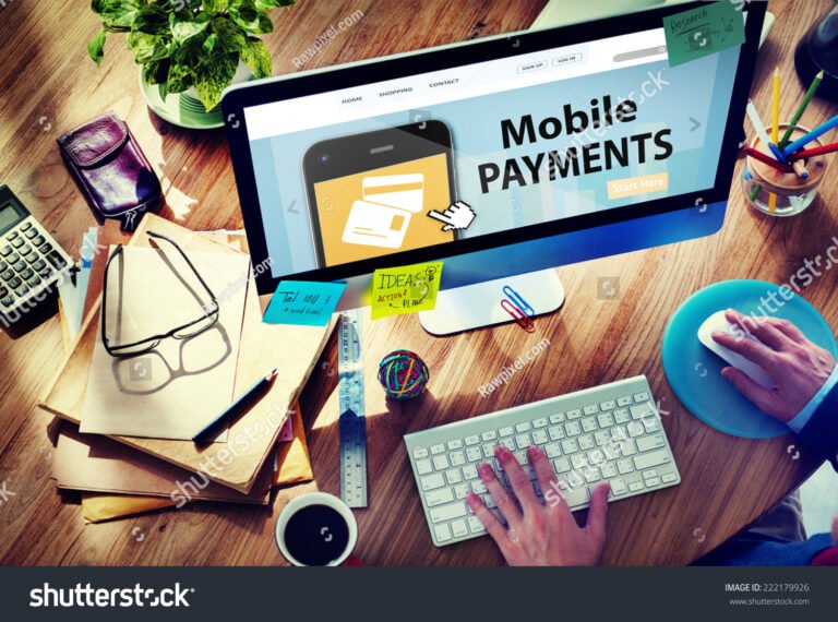 persona pagando factura internet en computadora