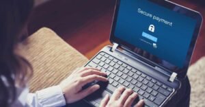 persona pagando multa en linea segura