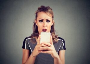 persona preocupada mirando telefono movil