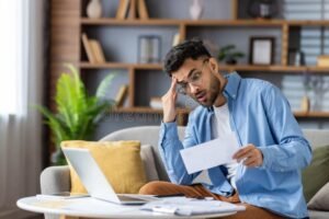 persona preocupada revisando documentos financieros