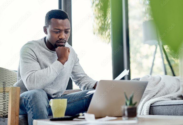 persona preocupada revisando facturas financieras