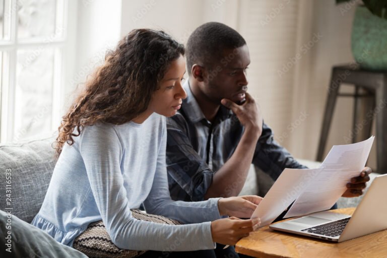Persona preocupado revisando documentos de seguro