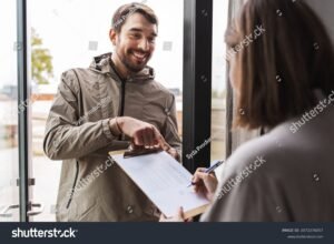 persona realizando censo con clipboard y lapiz