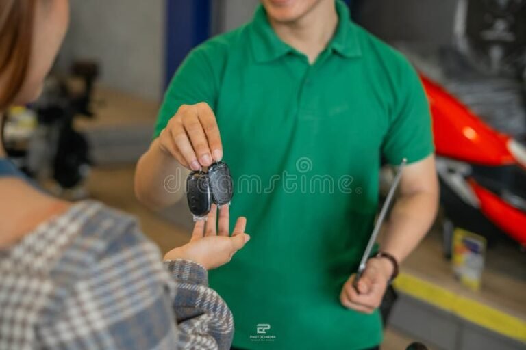 persona recibiendo llave de motocicleta nueva
