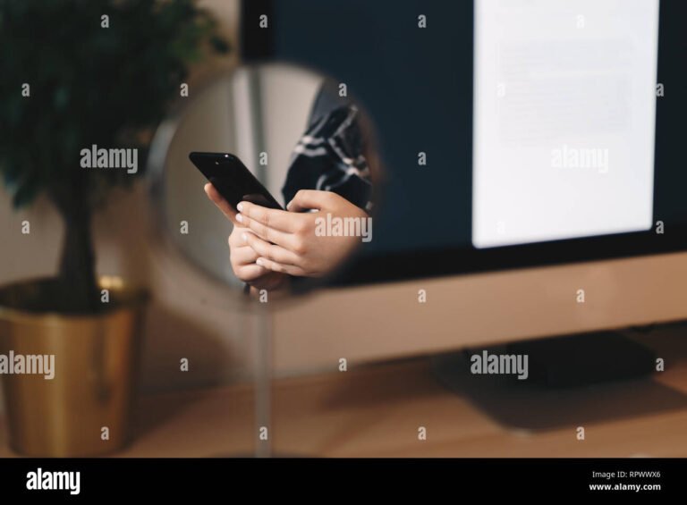 Cómo conectar tu celular con TV usando una aplicación fácil y rápida 7 persona reflejando pantalla celular en tv