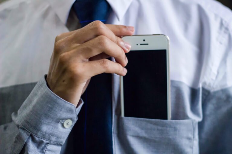 persona revisando celular con logo anses