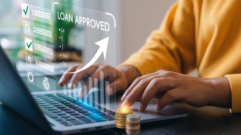 Es Adelantos.com Confiable Para Obtener Préstamos Rápidos 29 persona revisando oferta de prestamo en laptop