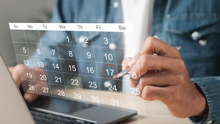 persona solicitando turno en computadora portatil