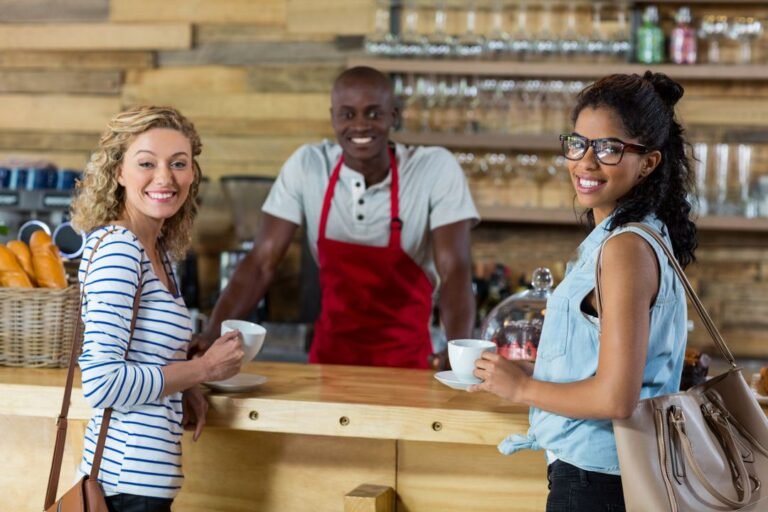 Cómo Hacer Un Curriculum Vitae Efectivo Para Atención Al Público 12 persona sonriente atendiendo al cliente amable