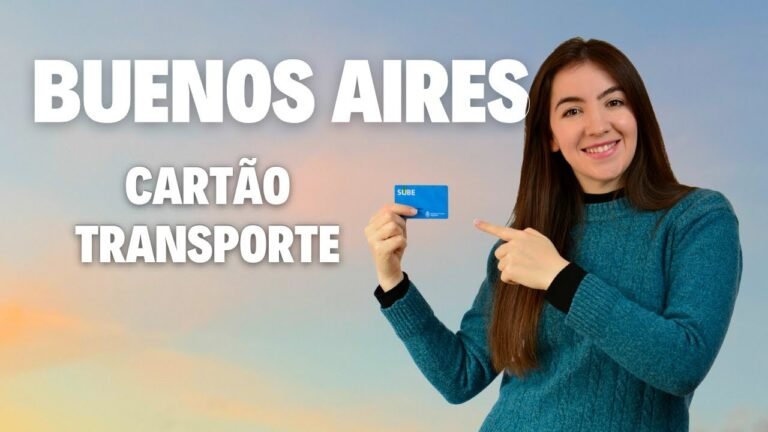 persona sosteniendo tarjeta sube sonriente