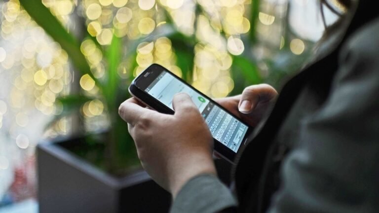 Cómo Cambiar WhatsApp a Otro Teléfono Fácil y Rápido 35 persona transfiriendo whatsapp entre telefonos moviles