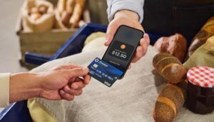 persona usando app movil para pagar tarjeta