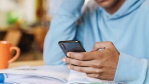 persona usando autenticacion biometrica movil