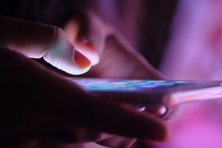 persona usando celular con fondo cultural argentino