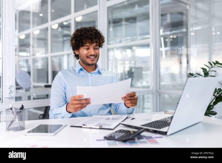 Cómo Solicitar Préstamos Para Monotributistas Según La Afip 30 persona usando computadora con documentos financieros