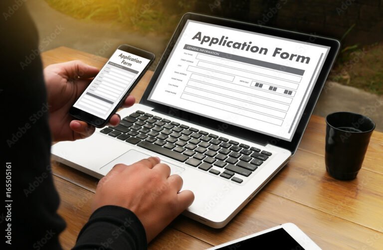 Cómo iniciar el trámite en VPA MSEG GBA GOV AR paso a paso 2 Persona usando computadora con formulario online
