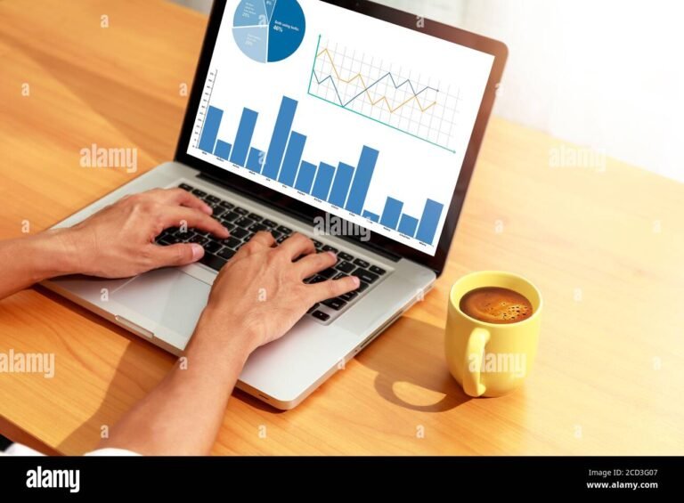 Qué Significa Cuenta Comitente y Para Qué Se Utiliza 12 persona usando computadora con graficos financieros 1