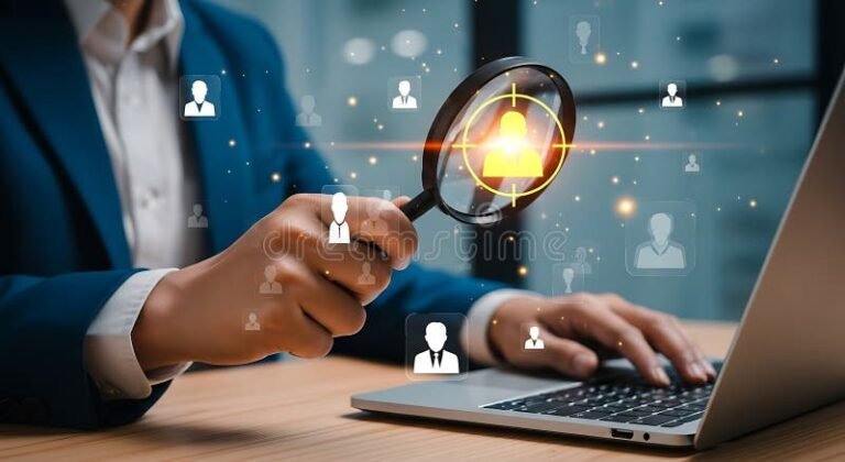 persona usando computadora con lupa digital