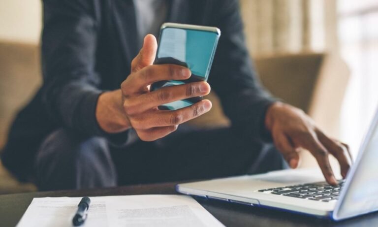 Cómo hacer una app para Android sin experiencia previa Guía paso a paso 2 persona usando computadora con telefono android nearby