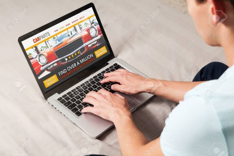 Persona usando computadora para buscar auto