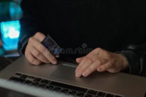 persona usando computadora para hacer pago online