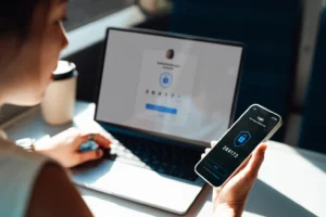 persona usando computadora para home banking seguro