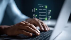 persona usando computadora para tramite online 2