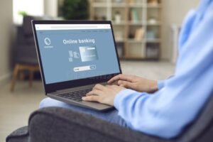 persona usando computadora para transferir dinero