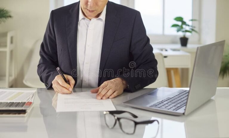 persona usando computadora y documentos financieros