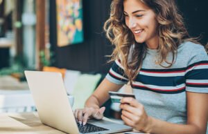 persona usando laptop con banca en linea 1