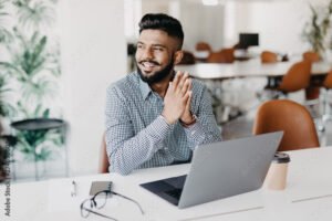 persona usando laptop en oficina moderna
