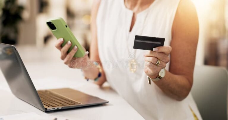 Cómo Sacar Turno en Tarjeta Naranja Sin Tener la Tarjeta FÃsica 11 persona usando laptop y celular pagos digitales