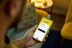 persona usando movil con app mercado pago abierta