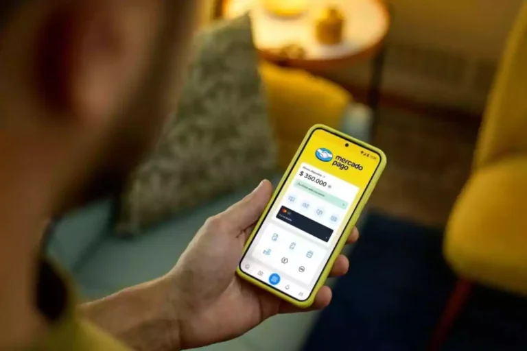 persona usando movil con app mercado pago abierta