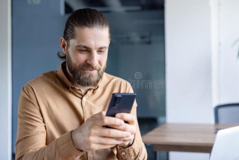 persona usando smartphone con expresion concentrada