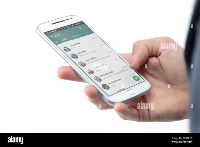 Cómo puedo recuperar una cuenta de WhatsApp bloqueada o eliminada 2 persona usando smartphone con whatsapp abierto
