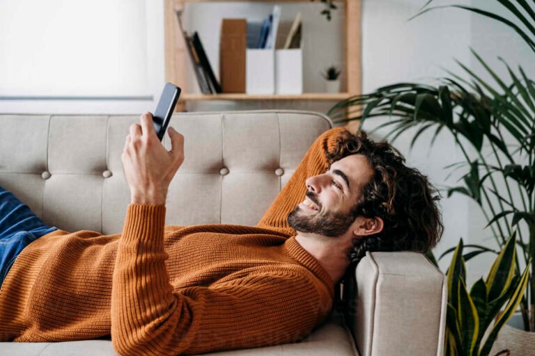 Cómo enviar un SMS personal online gratis y fácil desde Argentina 6 persona usando smartphone en casa relajada