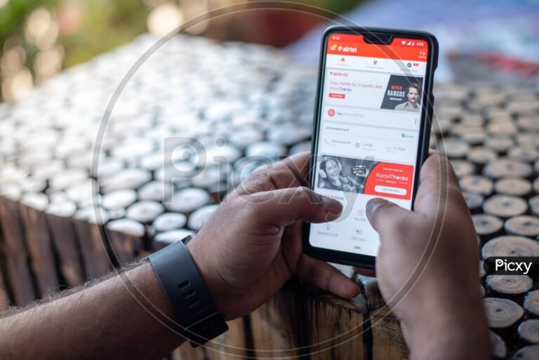 persona usando smartphone para recargas online