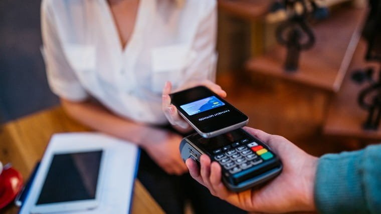 persona usando tarjeta mastercard para pago digital