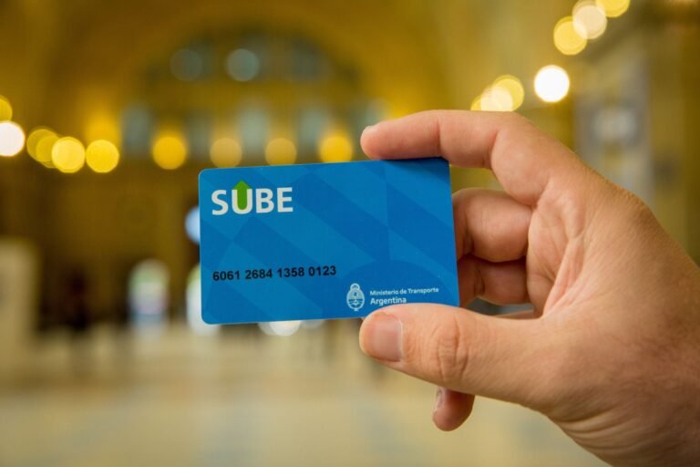 persona usando tarjeta sube en transporte publico