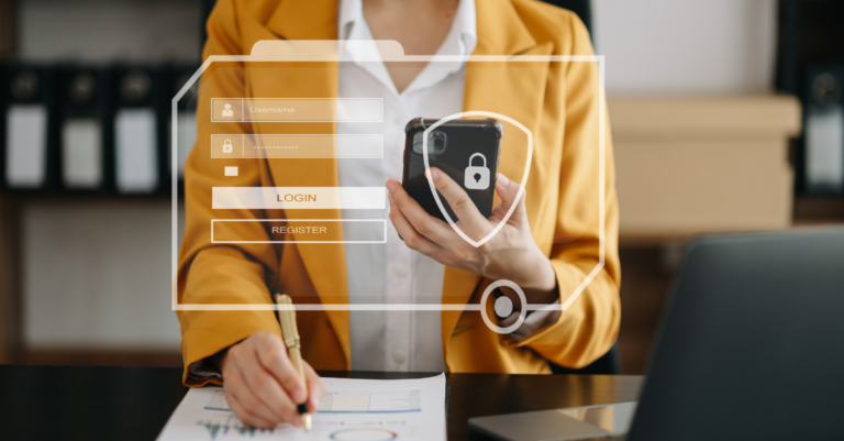 Cómo Consultar Saldo de Visa Alimentos Rápido y Fácil 2 persona usando telefono movil para consulta bancaria