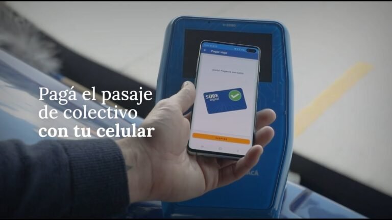 persona usando telefono movil y tarjeta sube