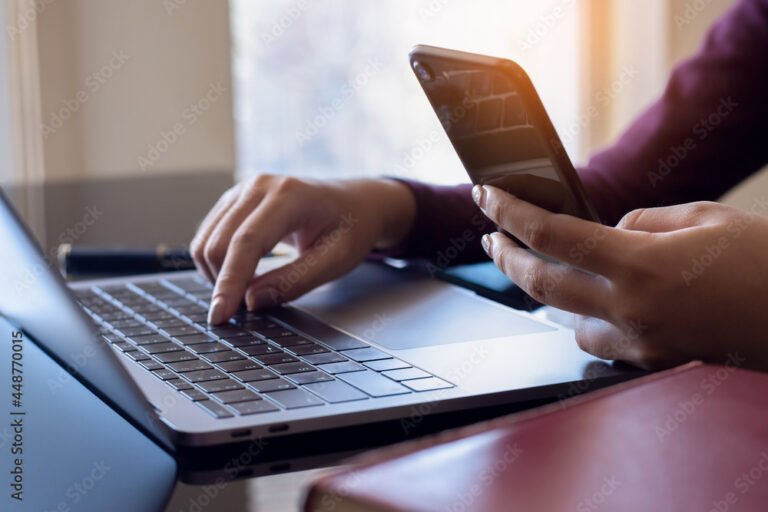 Cómo Contactar a Atención al Cliente de Mi Argentina Rápidamente 18 Persona usando teléfono y computadora moderna