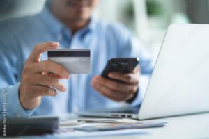 persona usando telefono y tarjeta credito
